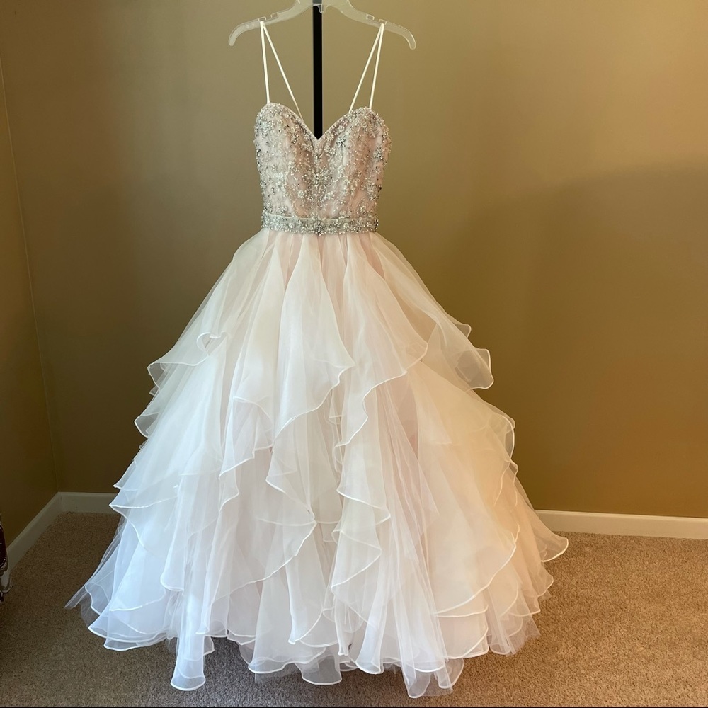 🌻NWOT Madeline Gardner Bridal Dress in Light blush/Ivory (Size 2)